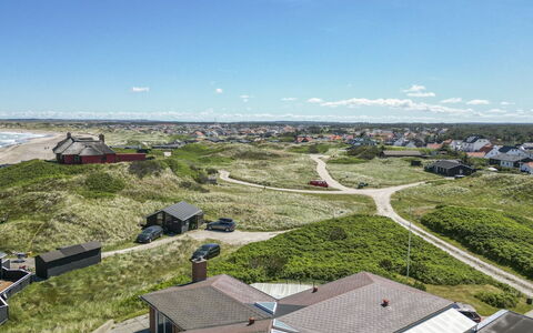 Fris - 100M from the Sea: Roof, Plain, Land Lot, Rural Area, Home, Estate, Field, Cottage, Lawn, Suburb