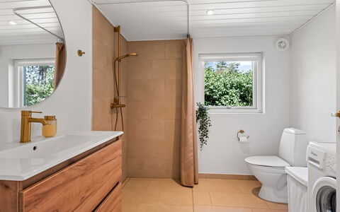Fot - 7Km from the Sea: Flooring, Floor, Plumbing Fixture, Wood, Interior Design, Bathroom Cabinet, Sink, Bathroom, Plumbing, Tap