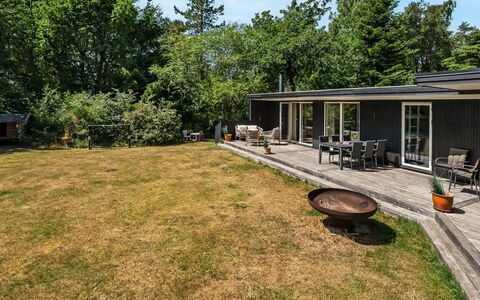 Fot - 7Km from the Sea: Grass, Home, House, Shrub, Residential Area, Cottage, Garden, Land Lot, Roof