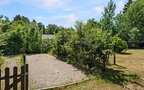 Fot - 7Km from the Sea: Shrub, Garden, Fence, Shade, Woody Plant, Lawn, Home Fencing, Landscaping, Backyard, Yard