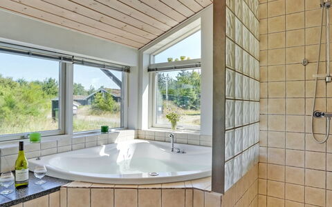 Felizia - 2.5Km from the Sea: Flooring, Wood, Interior Design, Ceiling, Plumbing Fixture, Floor, Plumbing, Composite Material, Room, Bathroom