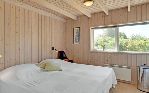 Felizia - 2.5Km from the Sea: Wall, Wood, Bedroom, Flooring, Interior Design, Ceiling, Floor, Bed, Wood Flooring, Bed Sheet