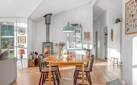 Onta - 900M from the Sea: Furniture, Interior Design, Flooring, Wood, Ceiling, Floor, Chair, Dining Room, Light Fixture, Table