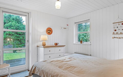 Onta - 900M from the Sea: Wood, Ceiling, Bedroom, Interior Design, Flooring, Bed, Floor, Lighting, Bedding, Furniture