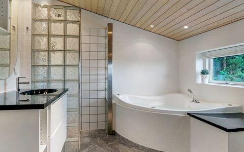 Josten - 500M from the Sea: Interior Design, Flooring, Wall, Plumbing Fixture, Ceiling, Floor, Bathroom, Plumbing, Light Fixture, Home