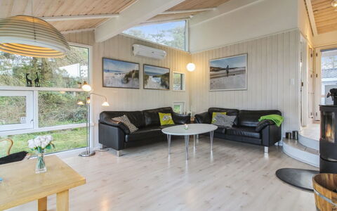Immi - 1.5Km from the Sea: Wood, Home, Ceiling, Door, Cottage, Wood Flooring, Living Room, Hardwood, Plank