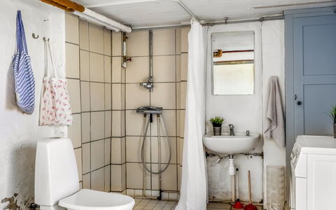 Baldine - 140M from the Sea: Flooring, Plumbing Fixture, Toilet Seat, Interior Design, Floor, Toilet, Bathroom, Plumbing, Room, Sink
