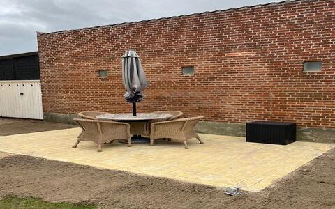 Tobias - 800M from the Sea: Wall, Brick, Brickwork, Floor, Composite Material, Flagstone, Concrete, Backyard, Tile