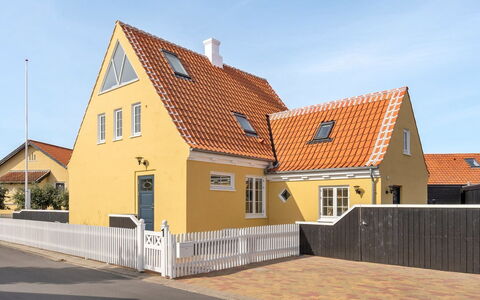 Jarkko - 200M from the Sea: Building, Residential Area, Roof, House, Home, Facade, Architecture, Human Settlement, Composite Material, Cottage