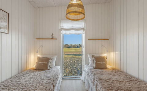Vanna - 1.2Km from the Sea: Bedroom, Hardwood, Plank, Bed, Daylighting, Bedding