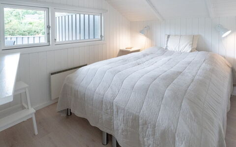 Niska - 300M from the Sea: Bedroom, Wood, Linens, Bed Sheet, Ceiling, Floor, Bed, Flooring, Bedding, Interior Design