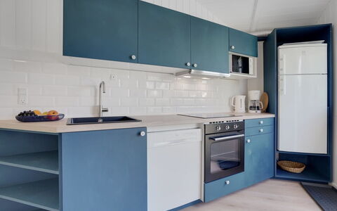 Niska - 300M from the Sea: Major Appliance, Kitchen Appliance, Kitchen, Cabinetry, Interior Design, Flooring, Countertop, Floor, Furniture, Ceiling