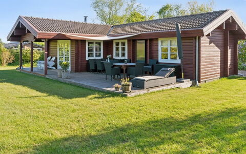 Swartebrand - 450M from the Sea: Shrub, Urban Design, Groundcover, Brick, Apartment, Estate, Brickwork, Balcony, Landscaping