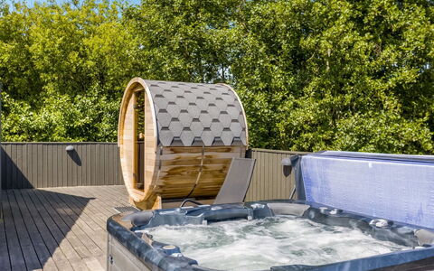 Jonna - 700M from the Sea: Bathtub, Composite Material, Jacuzzi, Plumbing Fixture, Wood Stain, Hardwood, Deck, Swimming Pool, Houseplant