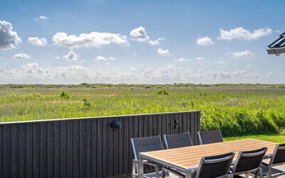 Jonna - 700M from the Sea