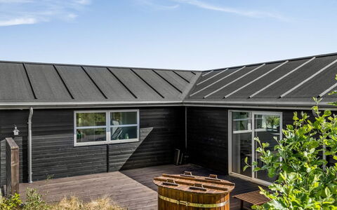 Minke - 2.2Km from the Sea: Cottage, Shed, Hut, Farmhouse, Prairie, Shack, Barn, Log Cabin, Garden Buildings