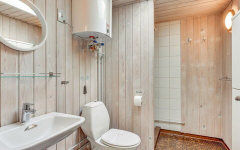 Eliane - 4Km from the Sea: Flooring, Plumbing Fixture, Floor, Wood, Bathroom Sink, Bathroom, Interior Design, Sink, Toilet, Ceiling