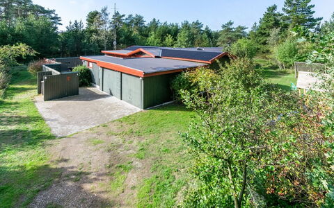 Eliane - 4Km from the Sea: Shrub, Residential Area, Roof, Home, Land Lot, Cottage, Estate, Garden, Driveway