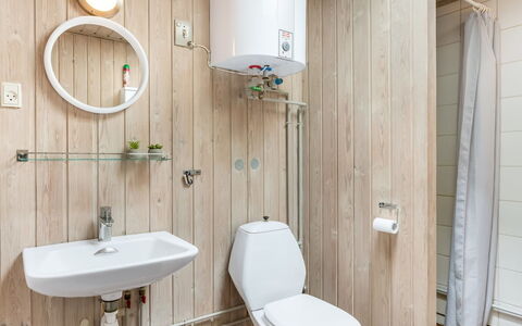Eliane - 4Km from the Sea: Bathroom, Toilet Seat, Plumbing Fixture, Wall, Toilet, Bathroom Sink, Flooring, Interior Design, Sink, Floor