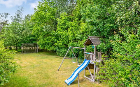 Eliane - 4Km from the Sea: Shrub, Playground Slide, Garden, Lawn, Shade, Yard, Landscaping, Backyard, Park, Outdoor Play Equipment