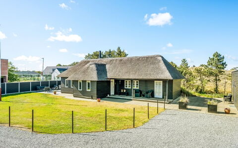 Aila - 1.4Km from the Sea: Cottage, Shed, Hut, Farmhouse, Prairie, Shack, Barn, Log Cabin, Garden Buildings