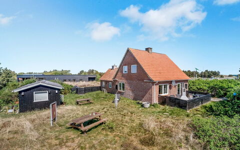 Vappu - 400M to the Fjord: Shrub, Urban Design, Groundcover, Brick, Apartment, Estate, Brickwork, Balcony, Landscaping