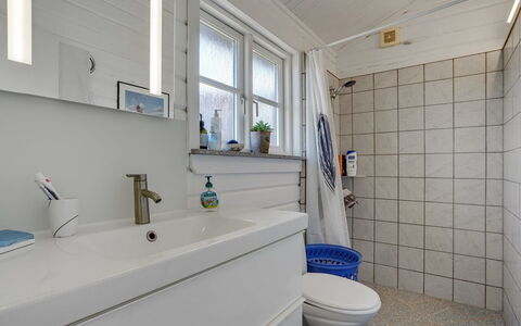 Algea - 300M from the Sea: Flooring, Plumbing Fixture, Floor, Bathroom, Plumbing, Sink, Tap, Tile, Toilet, Bathroom Cabinet