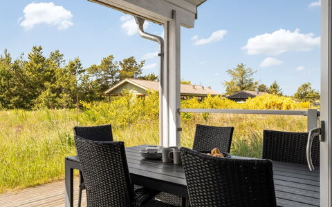 Raakel - 950M from the Sea: Cottage, Shed, Hut, Farmhouse, Prairie, Shack, Barn, Log Cabin, Garden Buildings