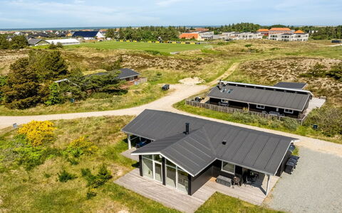 Raakel - 950M from the Sea: Cottage, Shed, Hut, Farmhouse, Prairie, Shack, Barn, Log Cabin, Garden Buildings
