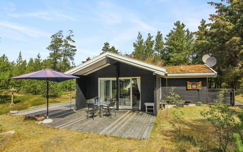 Heike - 1.3Km from the Sea: Architecture, Roof, Home, Composite Material, Daylighting, Siding, Driveway