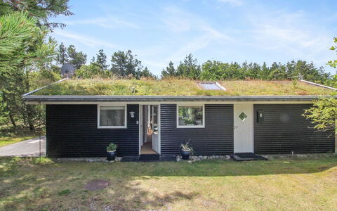 Heike - 1.3Km from the Sea: Architecture, Roof, Home, Composite Material, Daylighting, Siding, Driveway