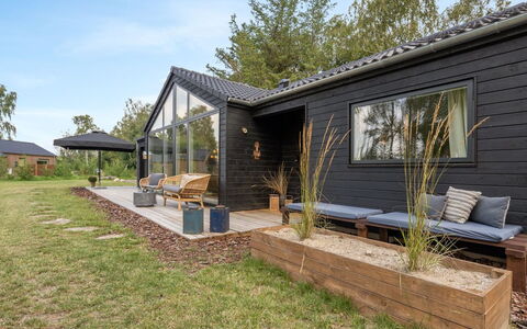 Wiggi - 450M from the Sea: Grass, House, Roof, Home, Cottage, Shrub, Land Lot, Rural Area, Farmhouse, Groundcover