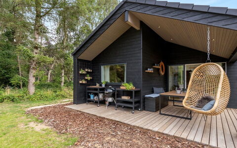 Wiggi - 450M from the Sea: Grass, House, Roof, Home, Cottage, Shrub, Land Lot, Rural Area, Farmhouse, Groundcover