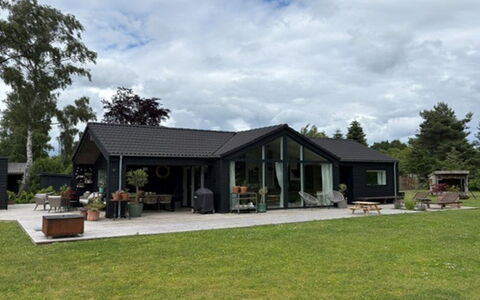 Wiggi - 450M from the Sea: Grass, House, Roof, Home, Cottage, Shrub, Land Lot, Rural Area, Farmhouse, Groundcover