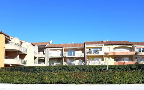 Le Stadium: Sky, Plant, Building, Window, Urban Design, Land Lot, House, Rectangle, Facade, Real Estate