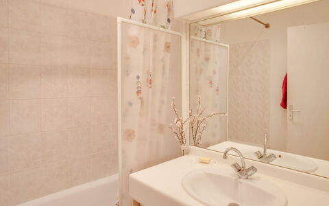 Le Stadium: Plumbing Fixture, Mirror, Tap, Property, Bathroom Sink, Sink, Bathroom, Building, Wood
