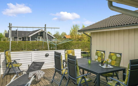Reimer - 700M from the Sea: Residential Area, Roof, Suburb, Driveway, Estate, Chimney