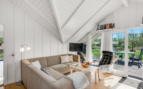 Maxie - 1.2Km from the Sea: Home, Cottage, Porch, Hardwood, Siding, Deck, Shade, Plank, Estate, Garden Buildings