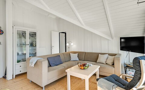 Maxie - 1.2Km from the Sea: Home, Cottage, Porch, Hardwood, Siding, Deck, Shade, Plank, Estate, Garden Buildings