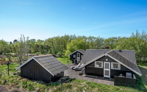 Maxie - 1.2Km from the Sea: Home, Cottage, Porch, Hardwood, Siding, Deck, Shade, Plank, Estate, Garden Buildings