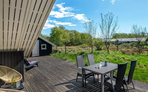 Maxie - 1.2Km from the Sea: Home, Cottage, Porch, Hardwood, Siding, Deck, Shade, Plank, Estate, Garden Buildings