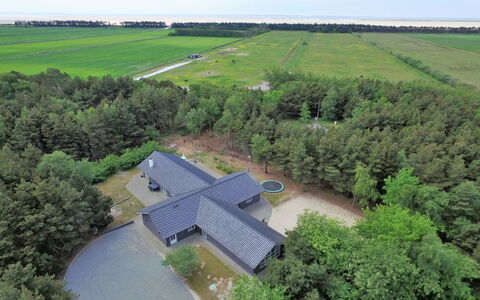 Liliana - 800M from the Sea: Cottage, Shed, Hut, Farmhouse, Prairie, Shack, Barn, Log Cabin, Garden Buildings
