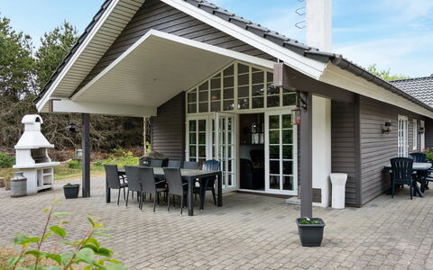 Liliana - 800M from the Sea: Cottage, Shed, Hut, Farmhouse, Prairie, Shack, Barn, Log Cabin, Garden Buildings