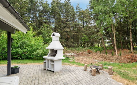 Liliana - 800M from the Sea: Cottage, Shed, Hut, Farmhouse, Prairie, Shack, Barn, Log Cabin, Garden Buildings