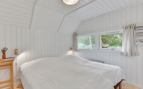 Merta: Wood, Flooring, Ceiling, Bedroom, Floor, Interior Design, Bed, Bed Sheet, Lighting, Bedding