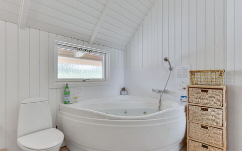 Merta: Flooring, Interior Design, Floor, Ceiling, Plumbing Fixture, Plumbing, Bathtub, Tap, Bathroom, Room