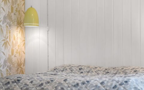 Rohan - 500M from the Sea: Wood, Interior Design, Bedroom, Linens, Bedding, Bed Sheet, Room, Wood Stain, Bed, Lampshade
