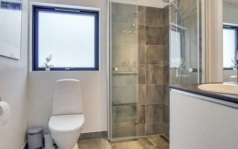 Hildegard - 1.5Km from the Sea: Toilet Seat, Bathroom, Flooring, Toilet, Floor, Plumbing Fixture, Interior Design, Ceiling, Plumbing, Lighting