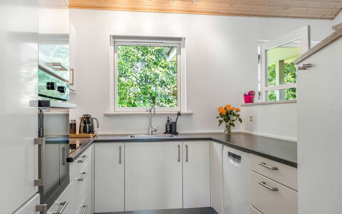 Börje - 600M from the Sea: Wood, Kitchen, Flooring, Interior Design, Countertop, Home, Cabinetry, Kitchen Appliance, Floor, Furniture