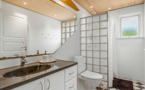 Börje - 600M from the Sea: Interior Design, Wall, Flooring, Plumbing Fixture, Ceiling, Floor, Light Fixture, Bathroom, Lighting, Plumbing